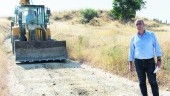 AGRICULTURA. Javier Gámez durante la visita realizada a las obras del camino rural de la Esperilla.
