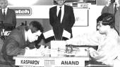 TORNEO MUNDIAL DE AJEDREZ. Rentero observa un movimiento en una partida entre Kasparov y Anand en el Torneo de Linares.