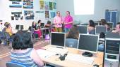 FORMACIÓN. Juan Ramón Martos visita a los alumnos de un anterior curso de fotografía impulsado por su área.