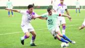 defensa. Un futbolista del Real Jaén presiona a un rival en el partido contra el Athletic Fuengirola. 