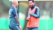 partido. La estrella del FC Barcelona, Leo Messi, dialoga con Jorge Sampaoli.