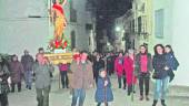 Los vecinos pasean a San Sebastián por las calles del municipio el pasado año.