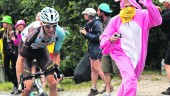 protagonista. El ciclista francés Romain Bardet (AG2R), en plena ascensión al Mont Blanc.