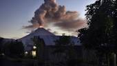 ERUPCIÓN. El volcán despertó lanzando una columna de cenizas.