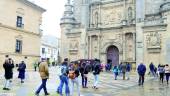 TURISMO. Visitantes conocen una de las joyas de Úbeda, la Capilla del Salvador, en una fotografía de archivo.