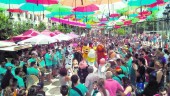 BAJO PARAGUAS. El Paseo de Villargordo estrenó decoración para las Fiestas de Santiago. En la imagen, los cabezudos en la edición de 2016. 