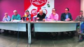CRÍTICAS. Representantes de la plataforma que aglutina las delegaciones sindicales del Ayuntamiento de Linares.
