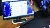 ANÁLISIS. Una policía nacional trabaja con un ordenador en el marco de una investigación sobre ciberdelito.