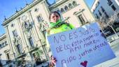 INDIGNACIÓN. Fouzia Bahbahi protesta, en solitario, a las puertas del Ayuntamiento de Jaén. 