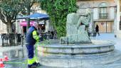 TRABAJO. Un operario realiza labores de mantenimiento de la fuente de la Plaza Deán Mazas. 