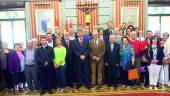 Javier Lacalle y José Rubio, en el centro de la imagen, junto a otros visitantes en el salón que preside el Cristo. 