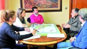 EN MARZO. Tomás Membrado, el promotor del campo de golf, explica su proyecto a Ana Cobo, Pilar Salazar y Julio Millán.