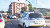 SUCESO. Vehículos de la Policía Local en el lugar, con la ambulancia al fondo.