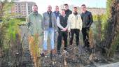 PREOCUPADOS. Los vigilantes del Bulevar, junto a un seto del parque, que sufrió un incendio recientemente. 