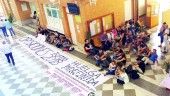 “OPOSICIONES JUSTAS”. Grupo de docentes que se encerraron, ayer, en la Delegación de Educación de Sevilla.