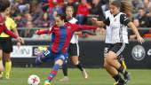 ÉXITO. María Alharilla se dispone a lanzar a meta en el partido con el Valencia, donde marcó dos goles.