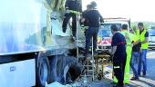 Los bomberos inspeccionan el camión.