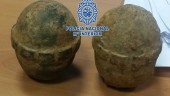 PELIGRO. Las dos granadas de mano halladas en la fábrica de patatas fritas el pasado 15 de abril.