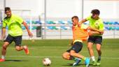 FICHAJE. Pablo Siles, de naranja, en un entrenamiento de pretemporada con el Linares Deportivo.