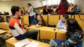 PROYECTO. Alumnos de la Universidad de Jaén, durante un descanso de clase.