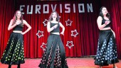 benéfico. Tres alumnas del centro durante una interpretación de un tema de Eurovisión.