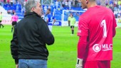 ENCUENTRO. Joseba Aguado dialoga con el meta Robador en el partido jugado ante el Vélez.