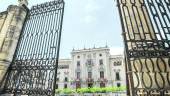 INSTITUCIÓN. Fachada del Ayuntamiento, desde la Catedral, ambos en la Plaza de Santa María.