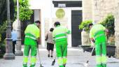 TRABAJO. Operarios de la empresa de recogida de basura barrieron la plaza también por la mañana para que luciera pulcra.