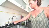 corte. Una vecina de una de las urbanizaciones de La Guardia comprueba que no hay agua en sus grifos. 
