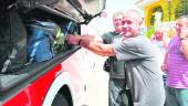 En Marcha. Jornaleros jiennenses introducen sus equipajes en el autobús para marchar a la vendimia francesa en una imagen recogida durante una campaña anterior.