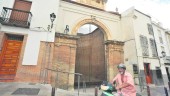 CASTIZO. Un motorista pasa frente al Raudal de la Magdalena, en la plaza que es el corazón de este barrio. 