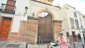 CASTIZO. Un motorista pasa frente al Raudal de la Magdalena, en la plaza que es el corazón de este barrio. 