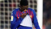 LESIÓN. Ousmane Dembélé se retira del campo.