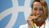 Mireia Belmonte muerde su medalla de oro.