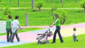 POBLACIÓN. Una mujer pasea con su hija por el parque del Bulevar, en una fotografía de archivo.