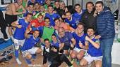 EQUIPO. La plantilla del Linares Deportivo posa en los vestuarios tras la victoria conseguida ante el Martos en el partido de rivalidad.