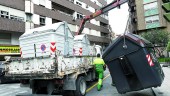 TRABAJO. Un camión transporta dos contenedores, mientras coloca otro en la Avenida de Madrid. 
