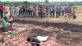 ARQUEOLOGÍA. Grupo de colectivos y vecinos observando los trabajos de los yacimientos de Los Villares. 