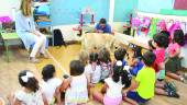 ANIMALES. Alma Cámara y David Ordóñez con unas de las clases de la Escuela de Verano Municipal. 