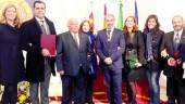 ORGULLO. Los nuevos miembros del Ateneo Ilugo, junto al presidente de la organización, Francisco Armijo.