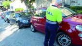 SERVICIO. Un empleado de la zona azul controla el estacionamiento regulado, en la calle Cruz Roja Española.