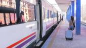 VIAJE. Una mujer recorre con su maleta uno de los andenes de la estación de trenes de la capital.