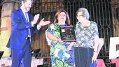 Juan Espejo aplaude la presidenta del Bádminton Arjonilla, María José Segado, tras recibir el premio de manos de María Eugenia Pérez, la suscriptora número 1 del periódico.