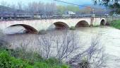 complicaciones. Crecida del río Jaén, a su paso por el Puente Nuevo, en una fotografía de archivo.