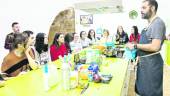 JUVENTUD. El chef Marcos Castillo junto a los inscritos en el taller Alta Cocina de Supermercado.