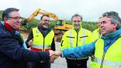 VÍA CICLISTA. Jesús González, Felipe López, Rafael Valdivielso y Ramón Gallego, durante la visita de las obras.