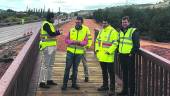 VISITA. El delegado Rafael Valdivielso asiste a la colocación de la pasarela con los alcaldes del Puente y La Puerta.