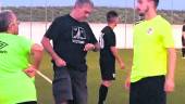 Calma. El entrenador del equipo azulillo, Joseba Aguado, mira su reloj momentos antes de comenzar un partido.