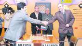 PARTIDA del ciudad de linares. Krmanik y Kasparov se saludan en 2004 en presencia de Luis Rentero.