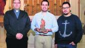 ESPERA ILUSIONADA. Fray Florencio Fernández, Víctor Moreno y David López con la maqueta de la imagen.